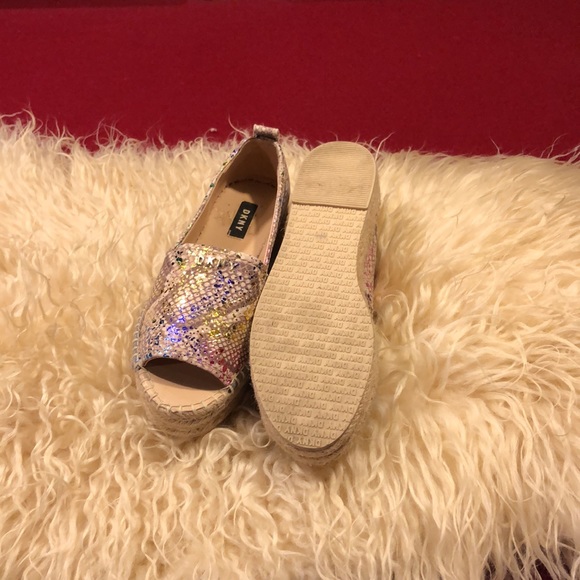 Open toe wedge dkny shoe - Picture 2 of 2